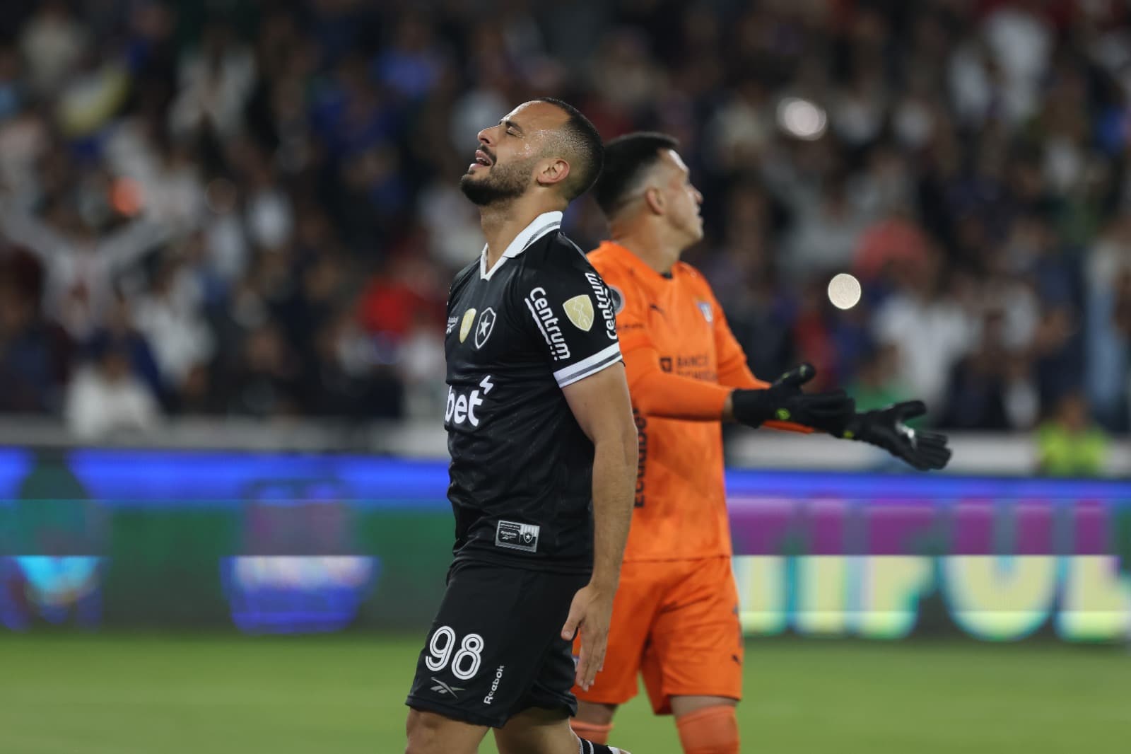 Arthur Cabral, do Botafogo, reage durante a partida da Copa CONMEBOL Libertadores 2025 entre LDU Quito e Botafogo, no Estádio Rodrigo Paz Delgado, em 21 de agosto de 2025, em Quito, Equador.