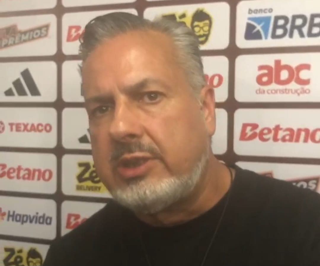 José Boto durante críticas à arbitragem de Flamengo x Grêmio na zona mista do Maracanã