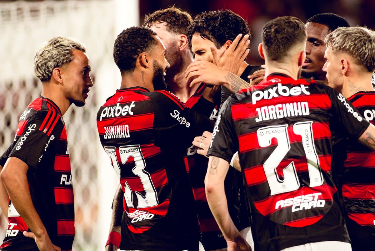 Equipe do Flamengo comemora gol sobre o Fluminense no Brasileirão