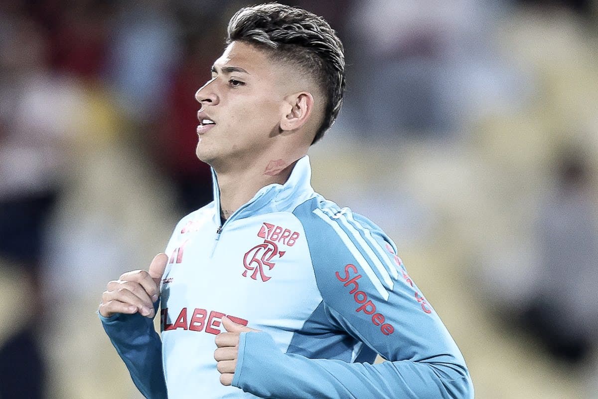 Carrascal aquece antes de Flamengo x Mirassol