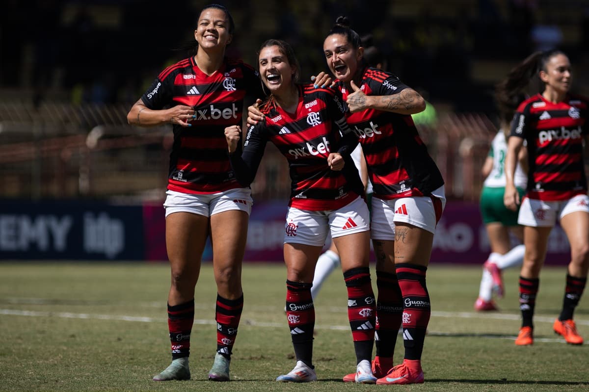 Jogadoras do Flamengo comemoram gol sobre o Palmeiras