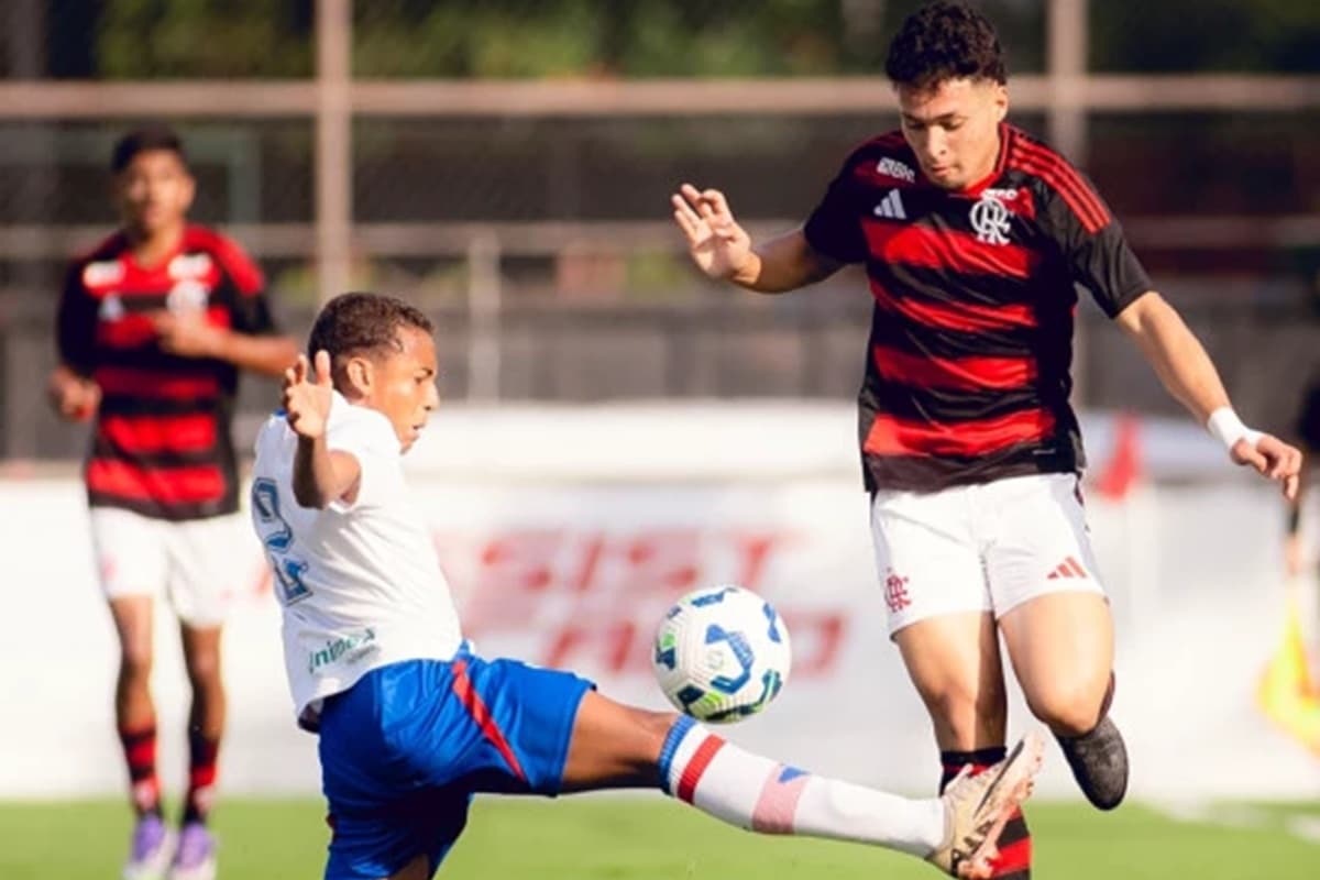 Jogadores de Flamengo e Fortaleza disputam bola em partida do Brasileirão Sub-17