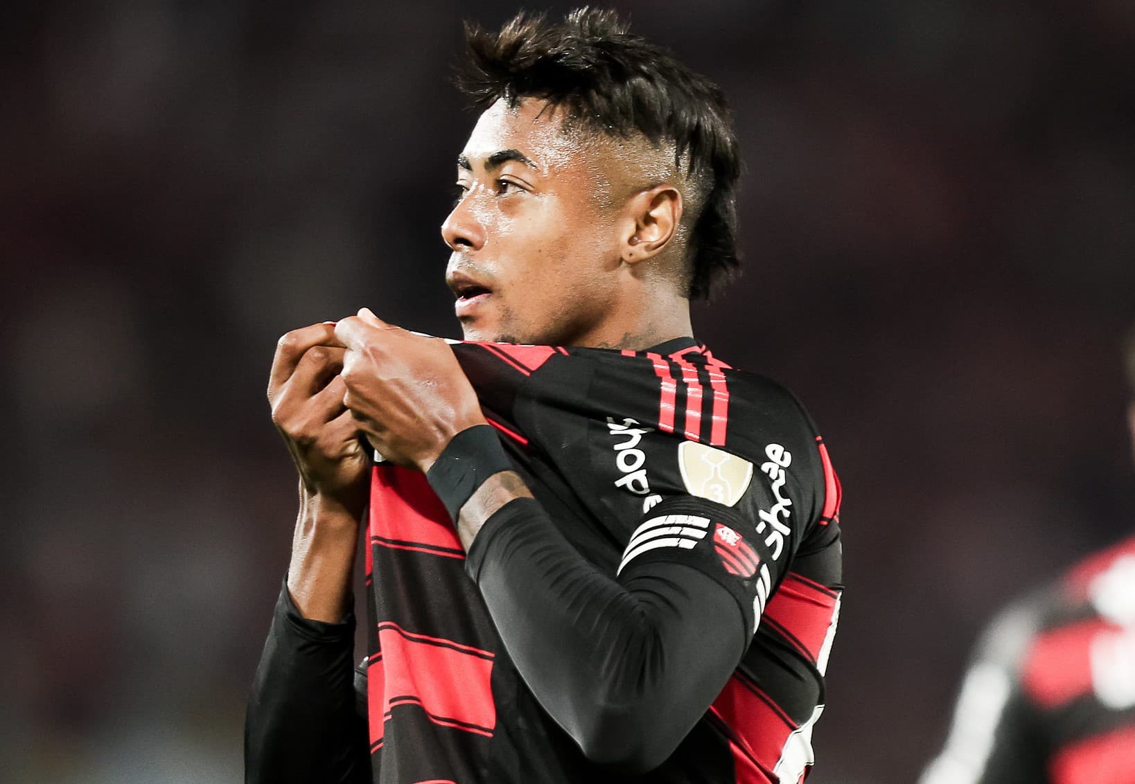 Bruno Henrique beija o escudo do Flamengo ao comemorar gol sobre o Internacional