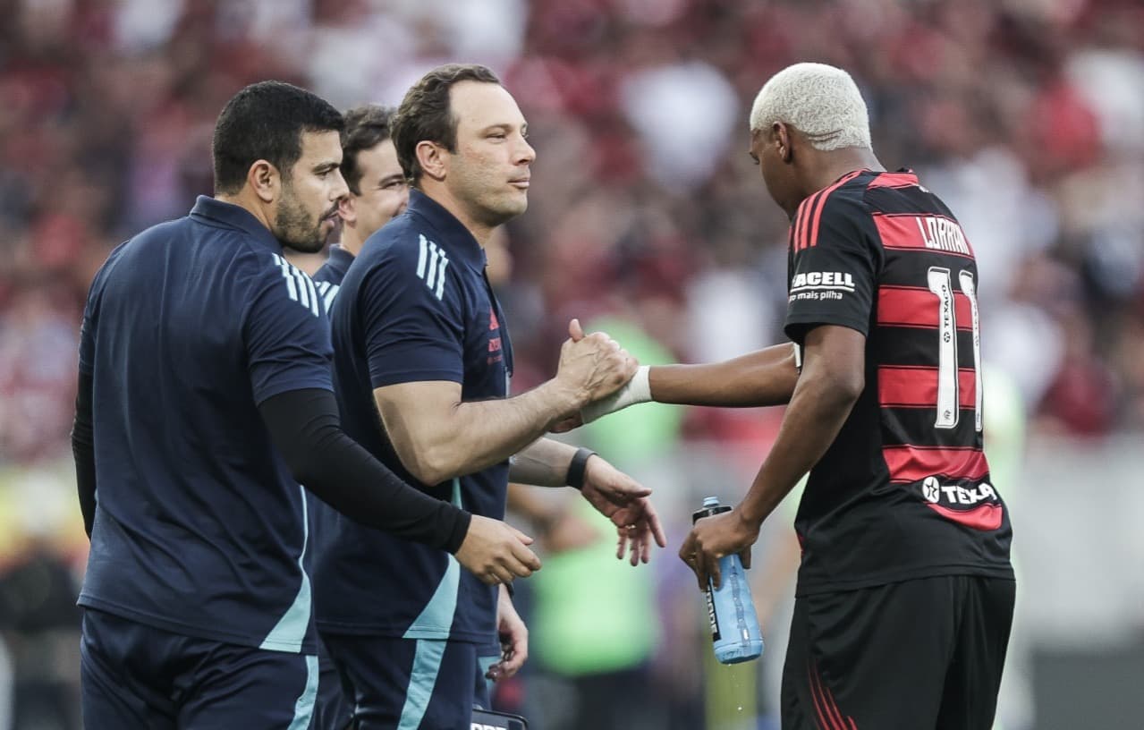 Bruno Pivetti e Lorran se cumprimentando na beira de campo