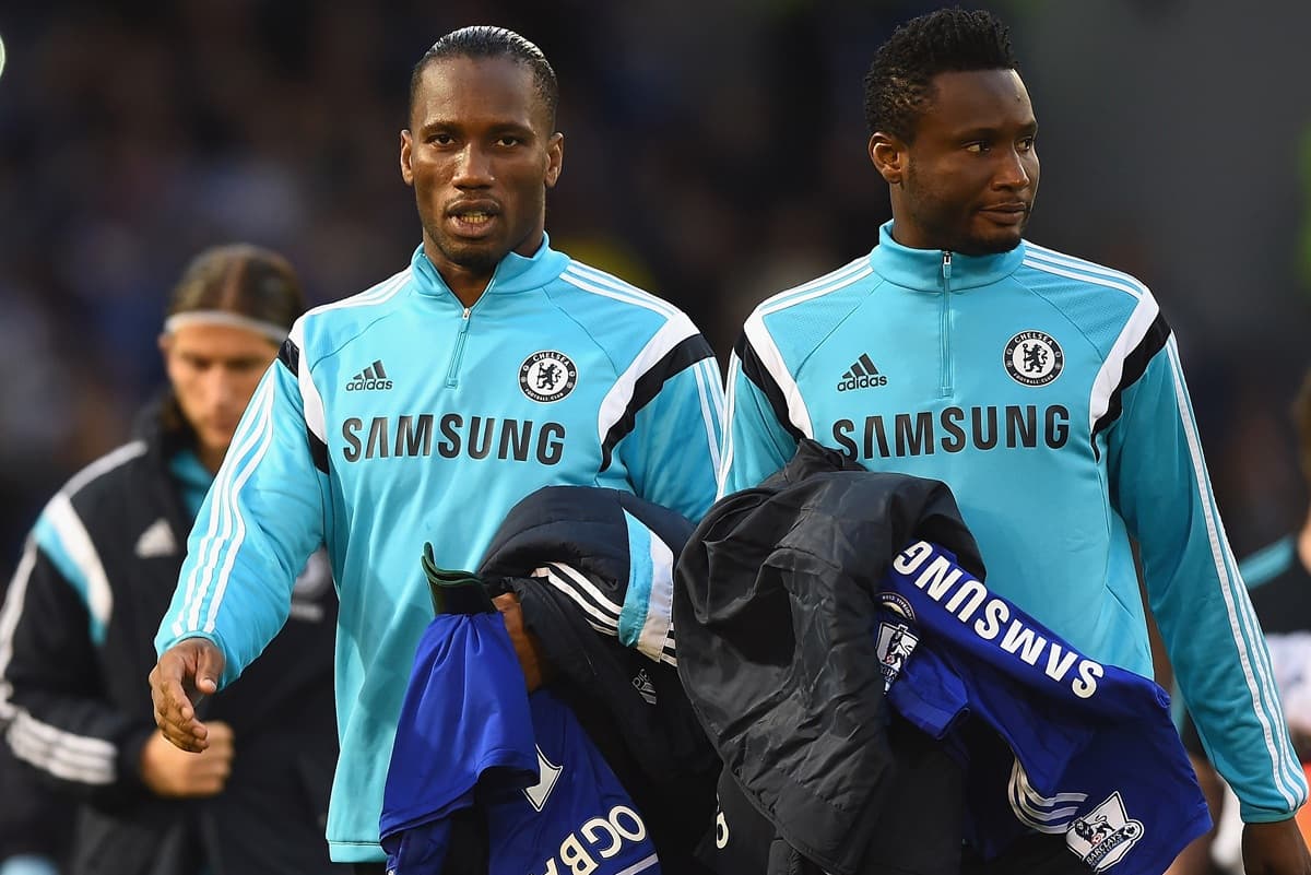 Drogba e Essien usam uniforme de treino do Chelsea