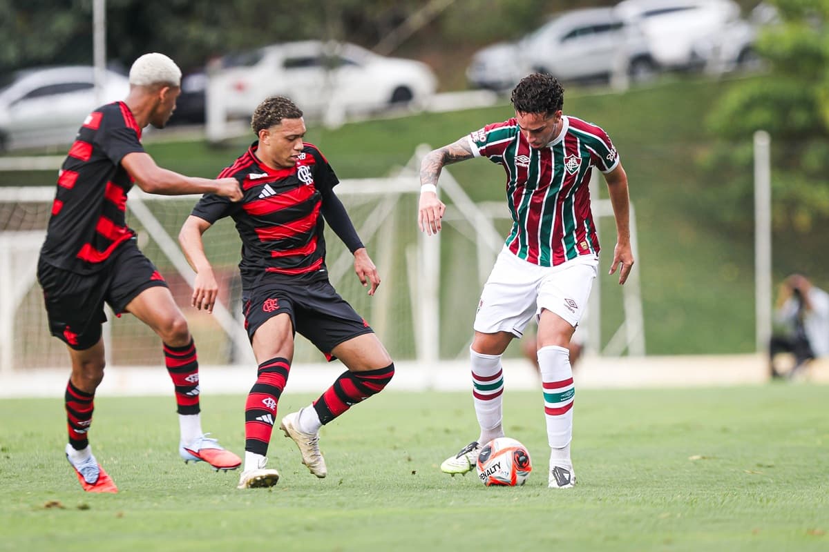Jogadores de Flamengo e Fluminense disputam bola em partida do Carioca Sub-20, em Xerém