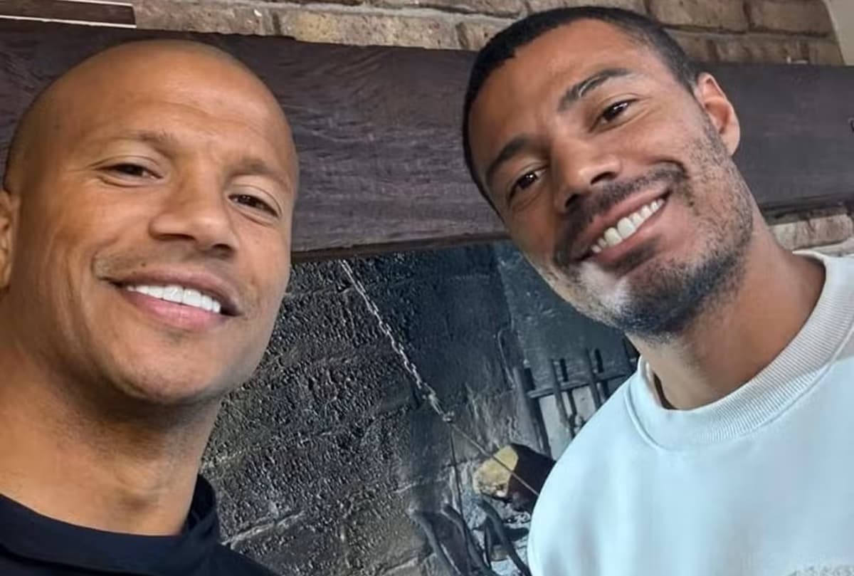 Carlos Sánchez e De la Cruz postam foto juntos em churrasco