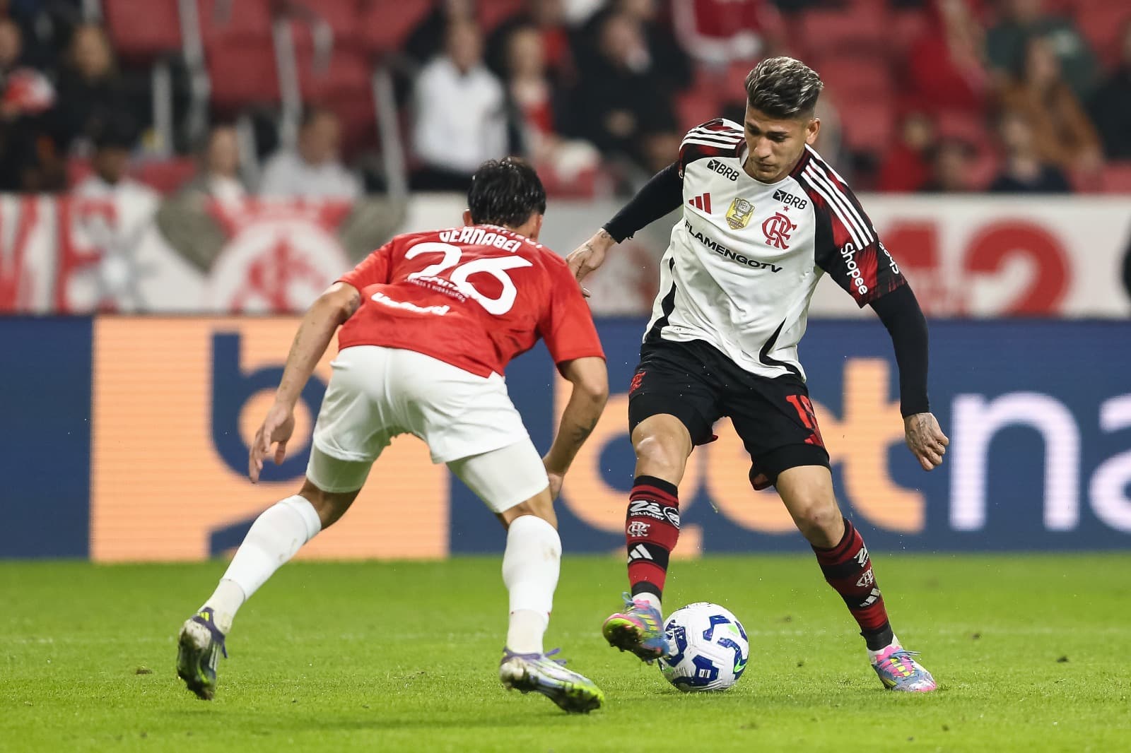 Carrascal pedala para cima de marcador do Internacional no jogo no Beira-Rio