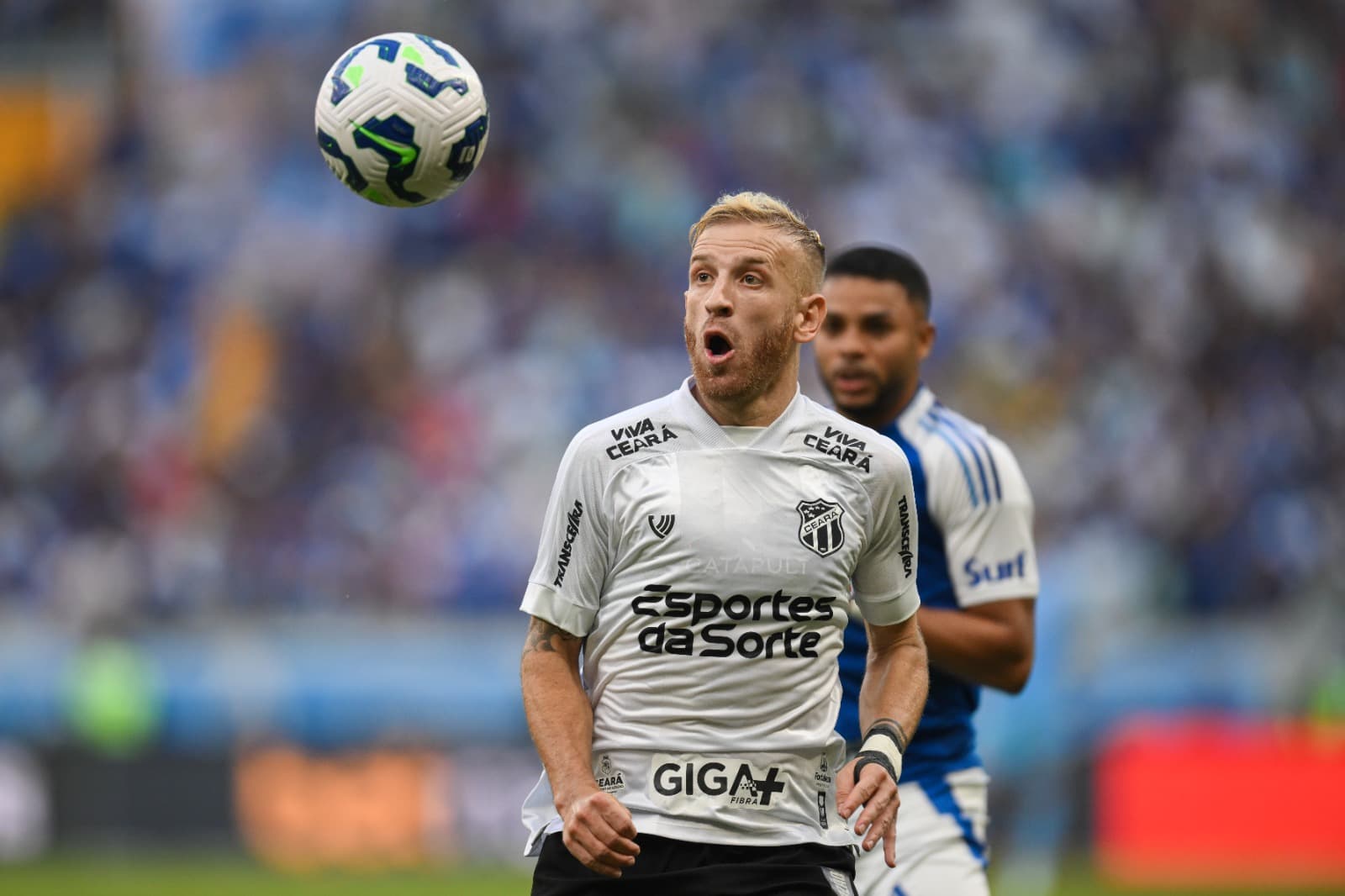 Pedro Henrique, do Ceará, olha para a bola com a boca aberta em jogo contra o Cruzeiro