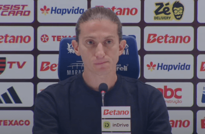 Filipe Luís com expressão de raiva na  coletiva de Flamengo x Grêmio