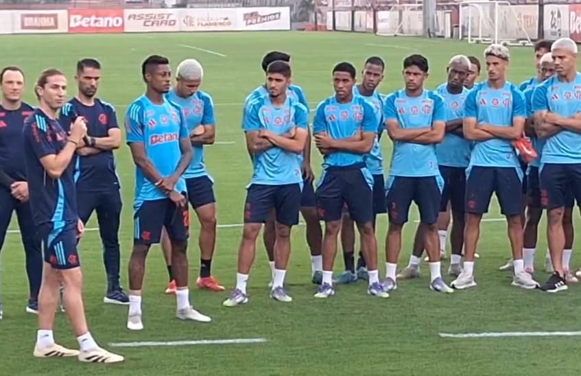 Filipe Luís discursa para Garotos do Ninho