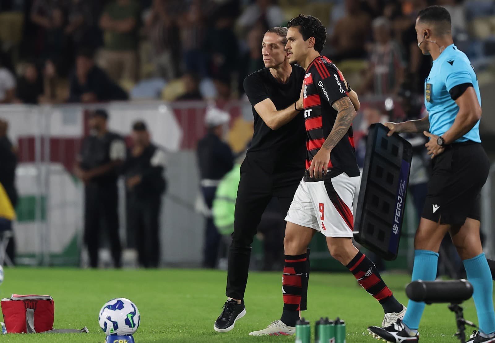 Filipe Luís abraça Pedro antes da entrada do atacante em campo