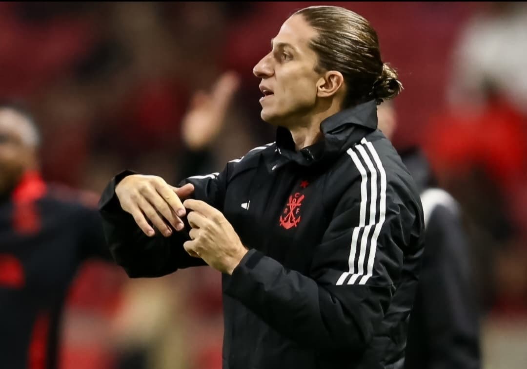 Filipe Luís gesticula e orienta o time durante a vitória do Flamengo sobre o Internacional na Libertadores