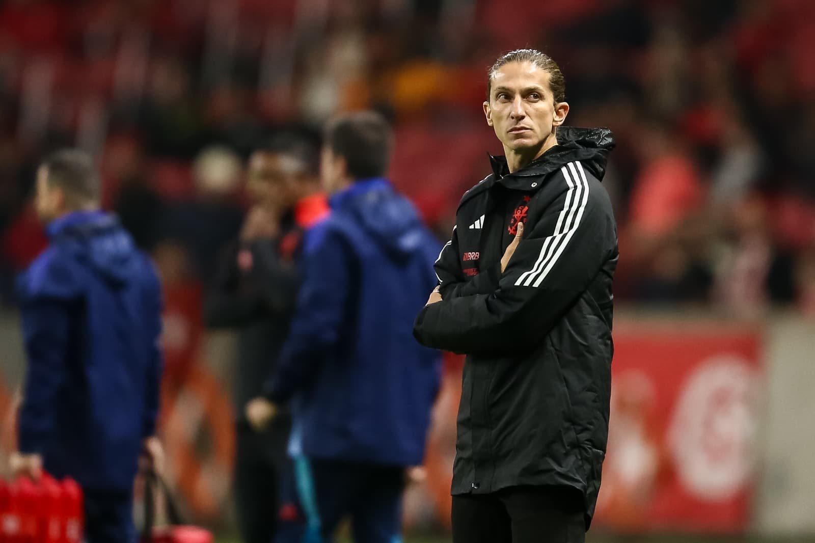 O técnico Filipe Luís, do Flamengo, observa durante a partida entre Internacional e Flamengo pelo Brasileirão 2025, no Estádio Beira-Rio, em 17 de agosto de 2025, em Porto Alegre, Brasil.
