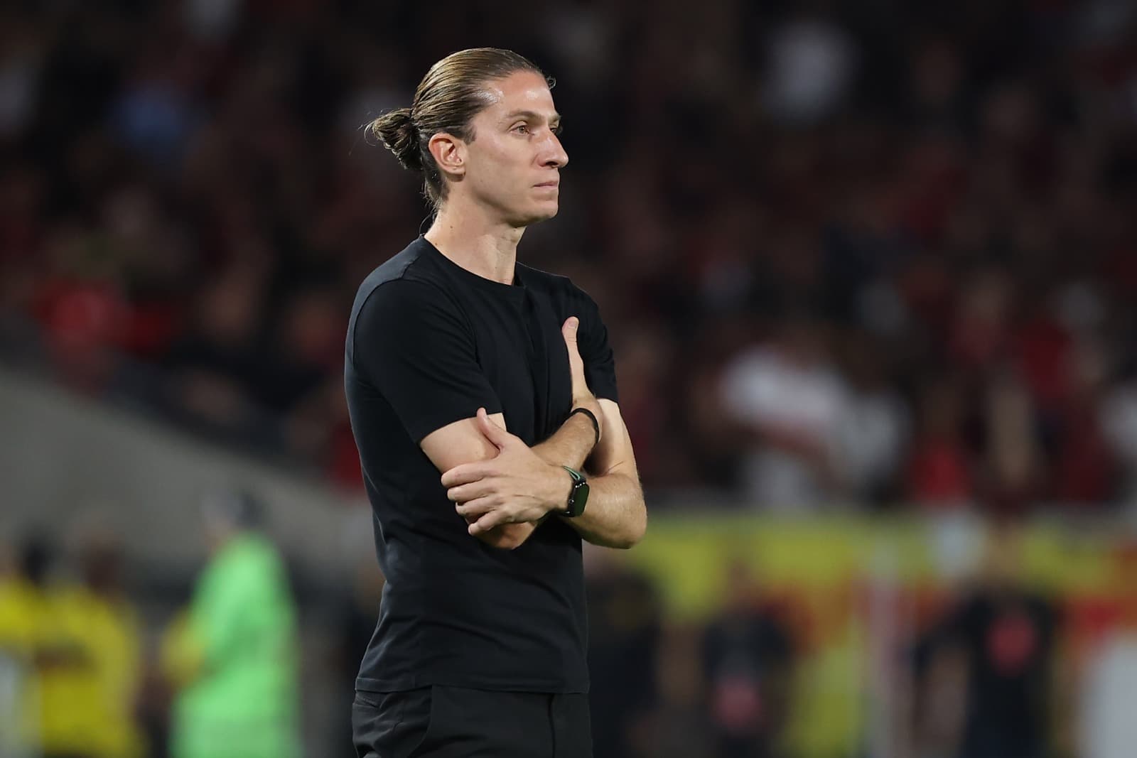 O técnico Filipe Luis, do Flamengo, observa durante a partida entre Flamengo e Atlético Mineiro no Brasileirão 2025, no Estádio do Maracanã, em 27 de julho de 2025, no Rio de Janeiro, Brasil.