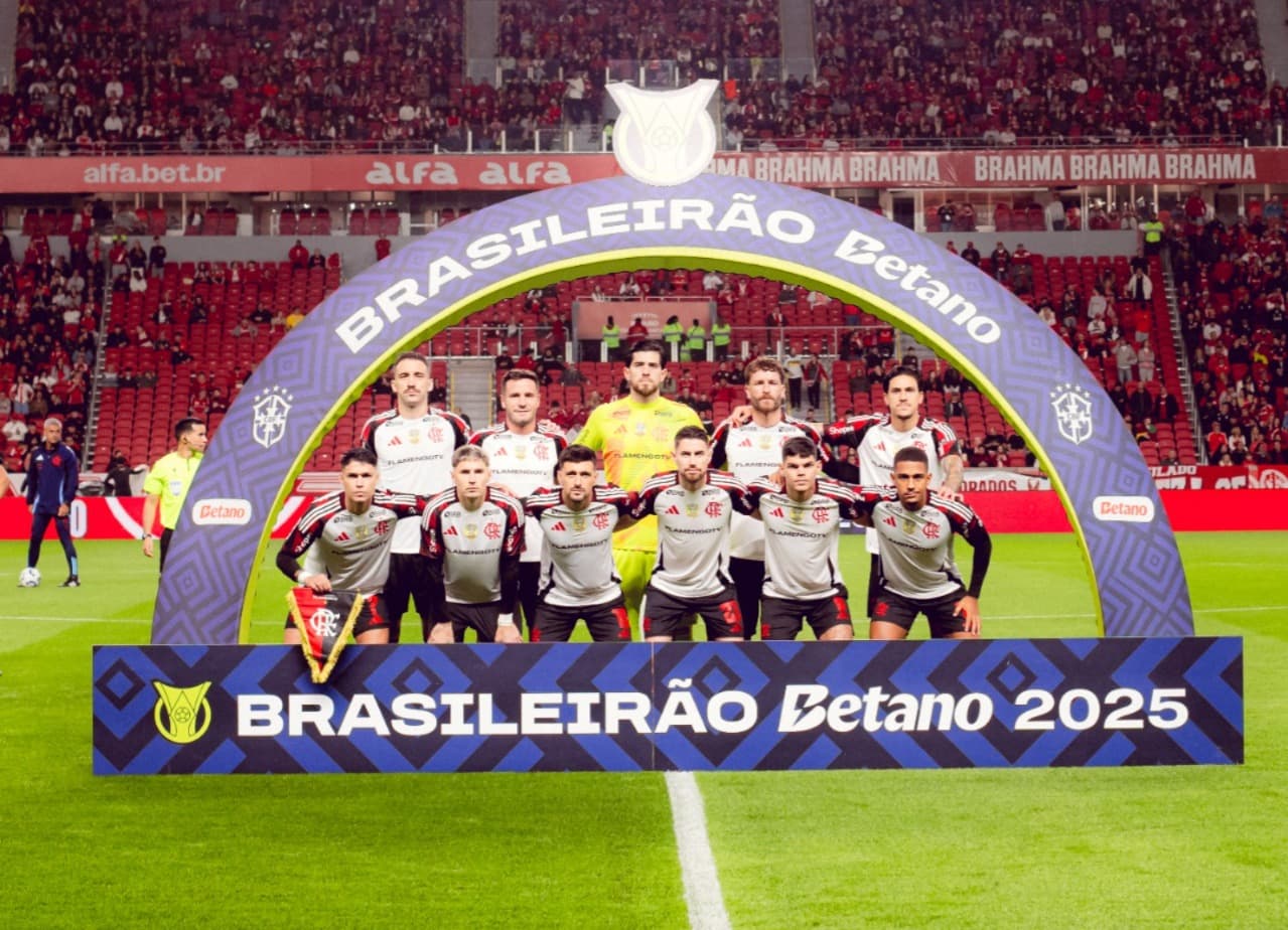 Time do Flamengo posicionado para foto antes do duelo contra o Inter no Beira-Rio, pelo Brasileirão