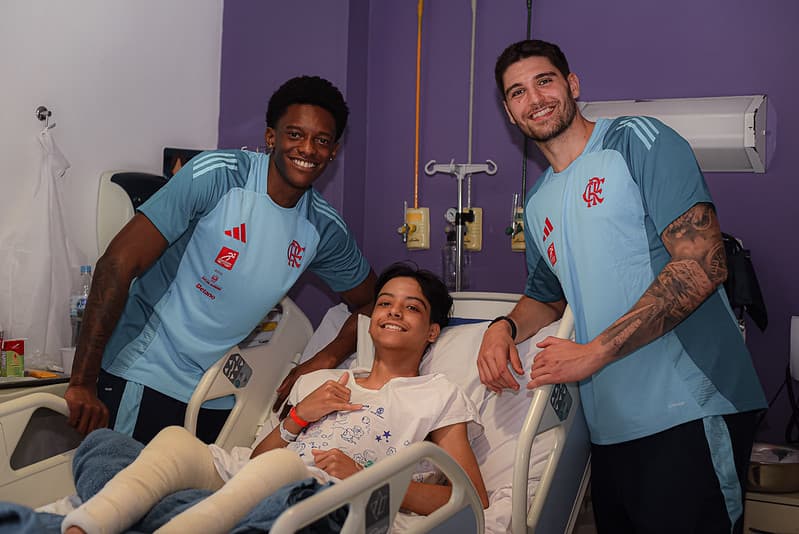 Daniel e Kayo Gonçalves ao lado de jovem paciente do Hospital da Criança