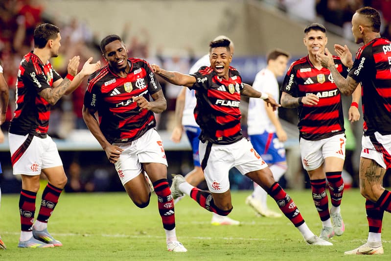 Evertton Araújo comemora gol sobre o Fortalezaa, enquanto Cebolinha, Arrascaeta e Luiz Araujo aplaudem