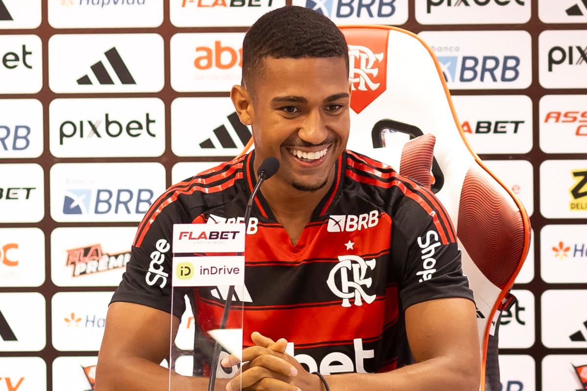 Samuel Lino sorri em coletiva durante apresentação no Flamengo