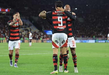 Pedro e Samuel Lino comemoram gol do Flamengo abraçados, enquanto Arrascaeta aplaude ao fundo