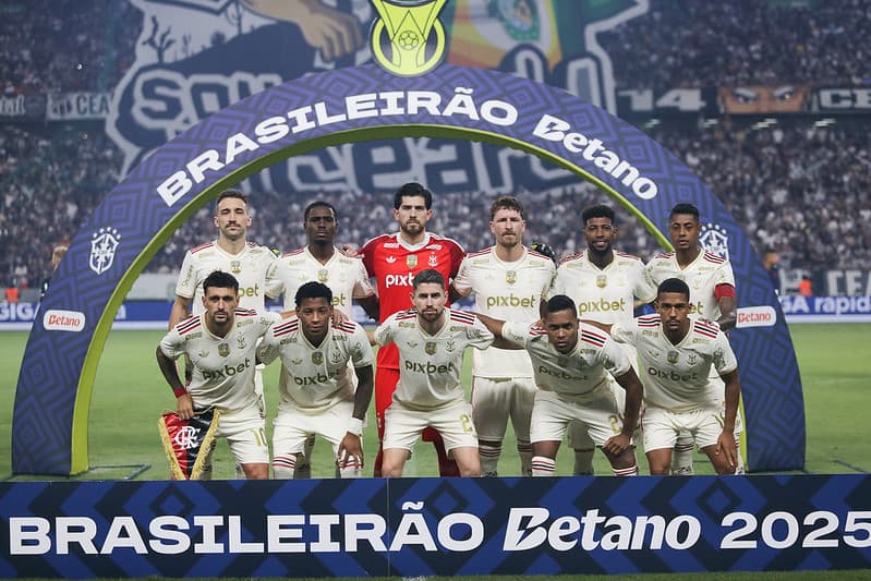Time do Flamengo perfilado antes de enfrentar o Ceará