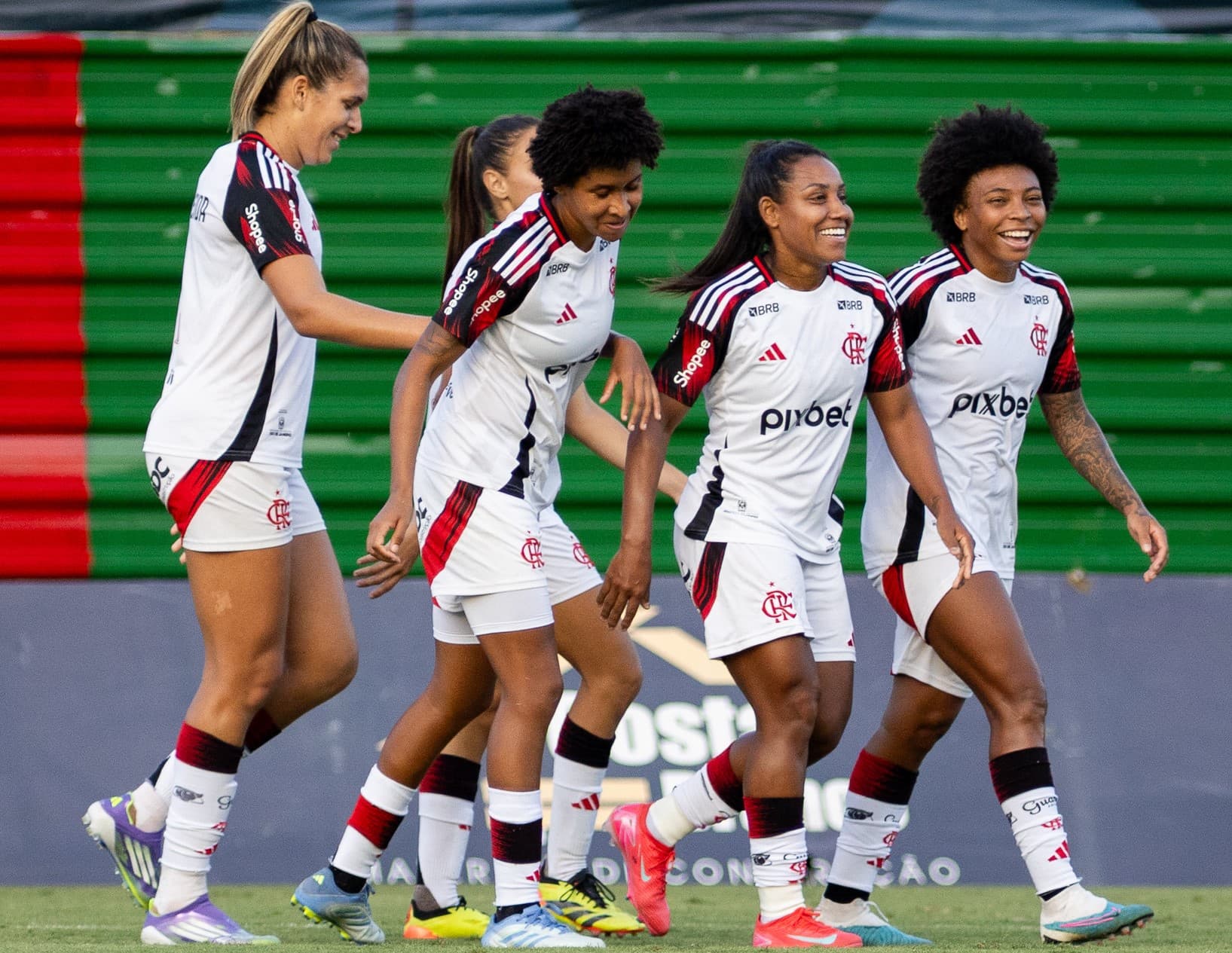 Jogadoras do Flamengo comemoram gol na Copa do Brasil Feminina