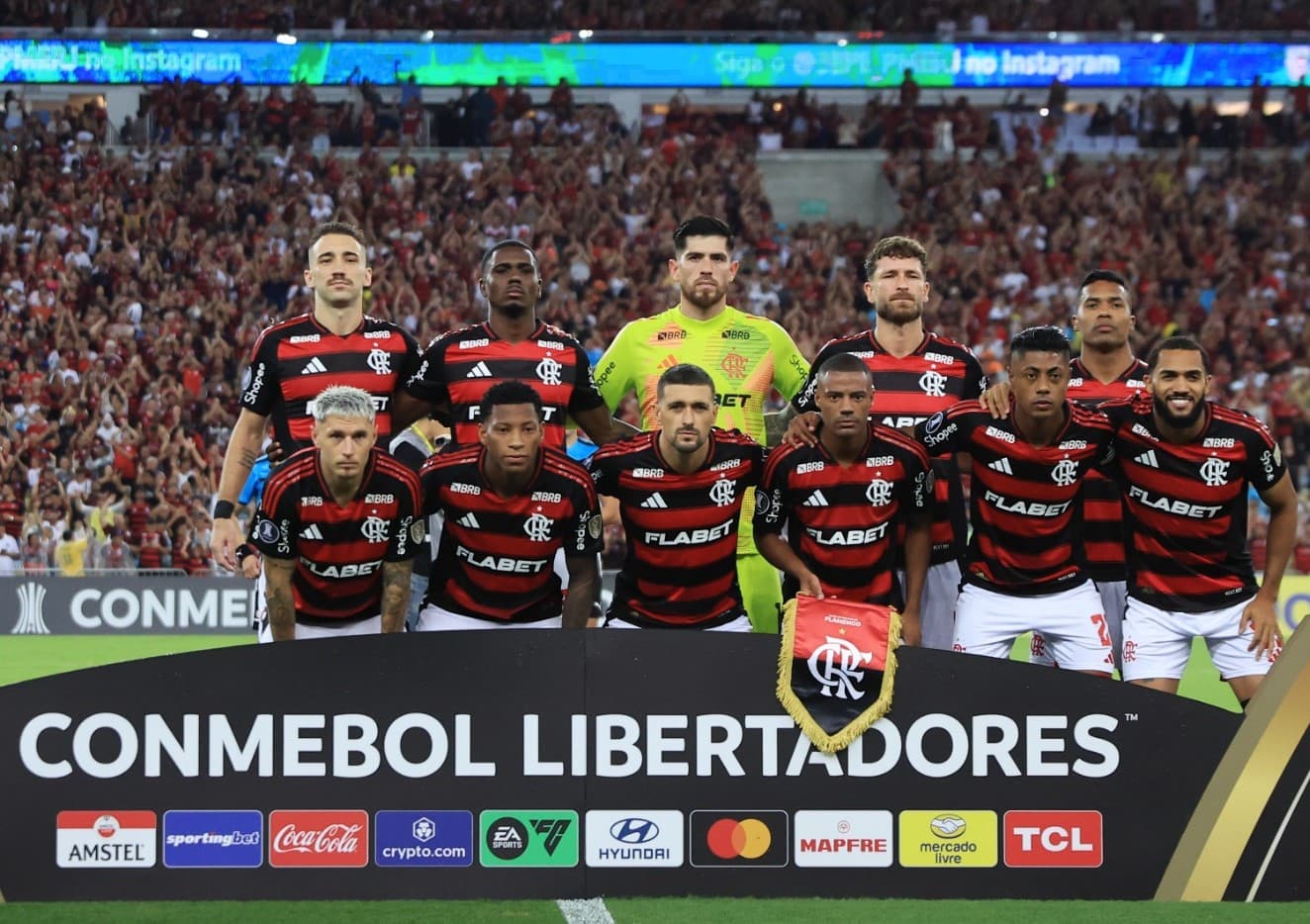 Time do Flamengo perfilado antes de jogo da Libertadores