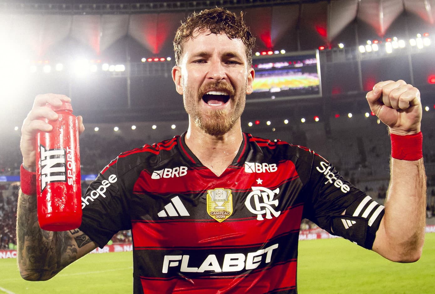 Léo Pereira comemora vitória do Flamengo no Maracanã com os dois braços para o alto