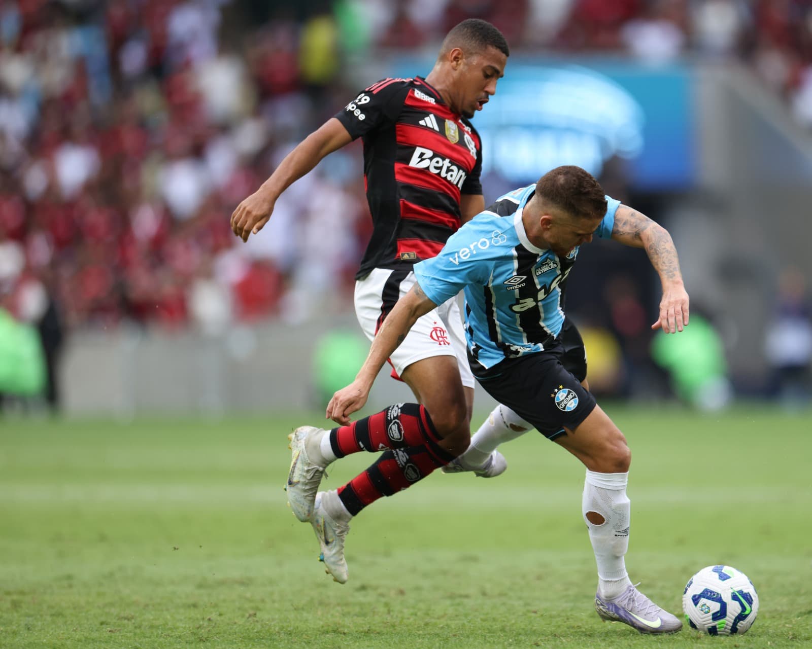 Samu Lino disputa a bola com Cuellar em Flamengo x Gremio