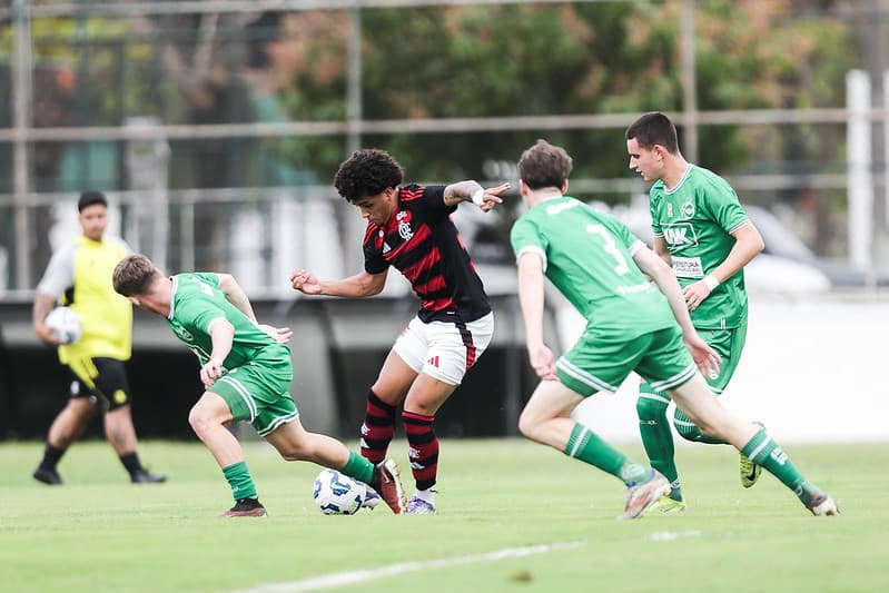 Ryan Roberto tenta driblar contra três marcadores do Juventude, na Gávea, em jogo do Brasileirão Sub-17