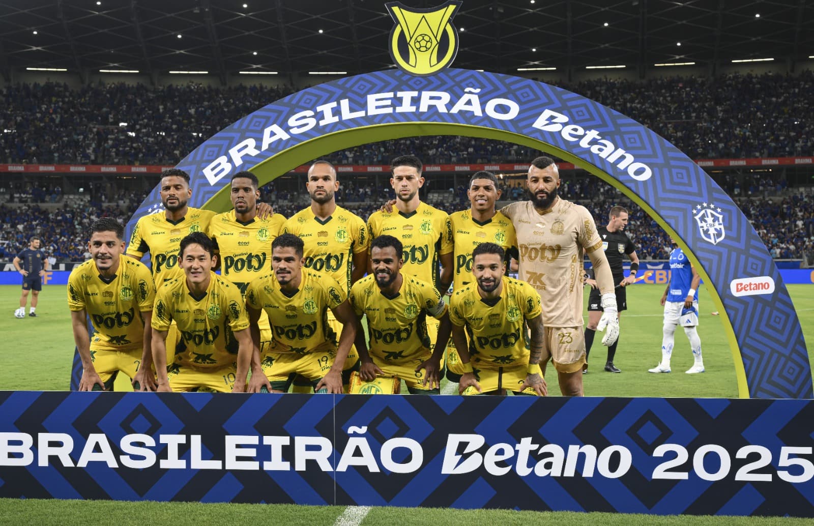 Time do Mirassol perfilado para foto antes de jogo do Brasileirão