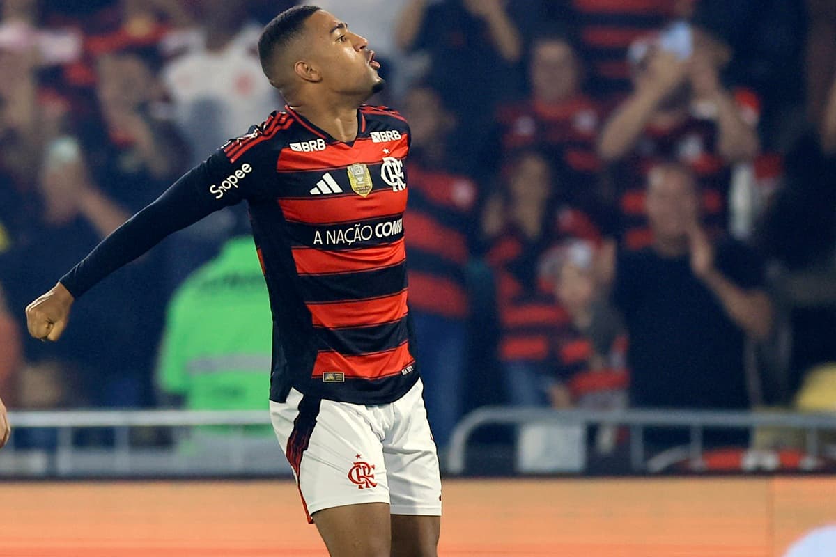 Samuel Lino comemora muito o primeiro gol com a camisa do Flamengo, sobre o Vitória