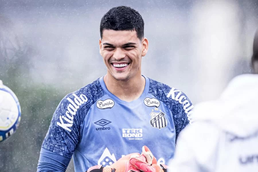 Gabriel Brazão em treino do Santos