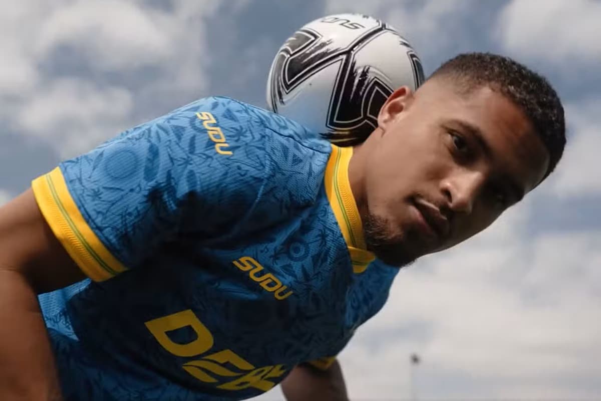 João Gomes equilibra bola em apresentação de uniforme do Wolves