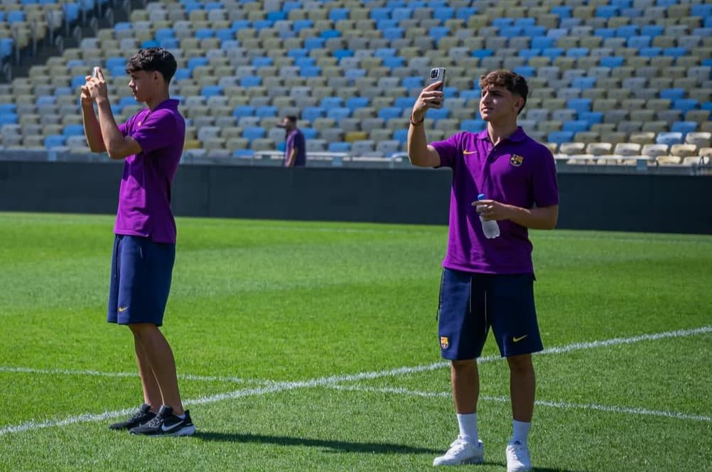 Jogadores do Barcelona firam fotos do Maracanã durante reconhecimento do gramado para o Mundial Sub-20