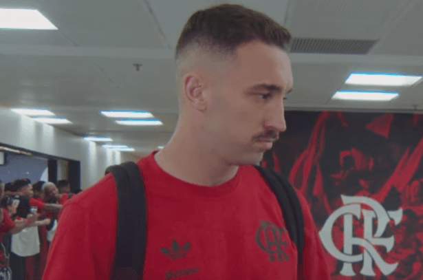 No túnel de chegada do Maracanã, Léo Ortiz olha para o lado enquanto aguarda pergunta do repórter da Flamengo TV