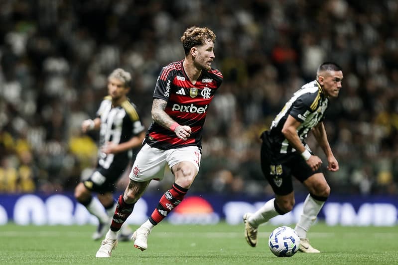 Léo Pereira carrega a bola em Atlético-MG x Flamengo.