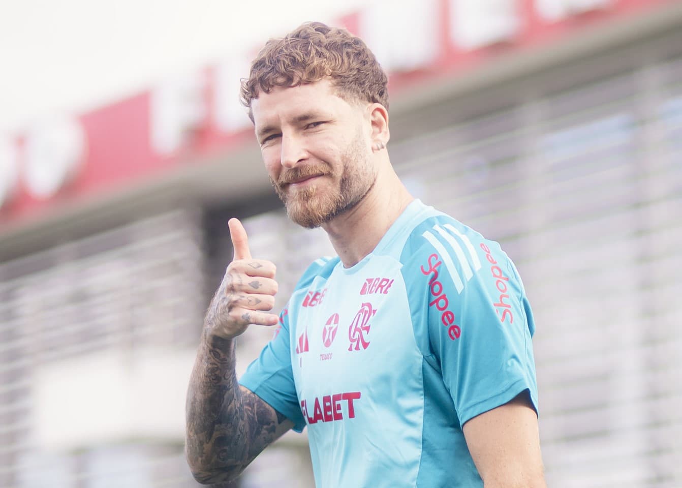 Léo Pereira manda "joia" na chegada ao campo para treino Flamengo