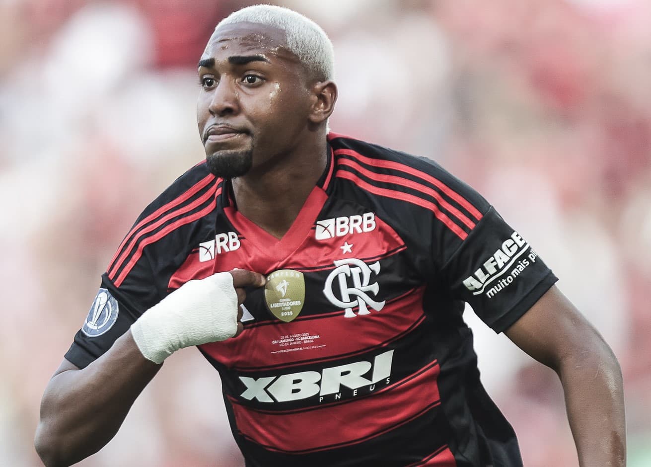 Lorran aponta para o próprio peito enquanto comemora gol sobre o Barcelona no Mundial Sub-20