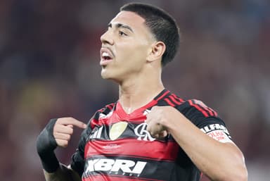 Iago comemora gol de empate do Flamengo sobre o Barcelona apontando para o próprio peito