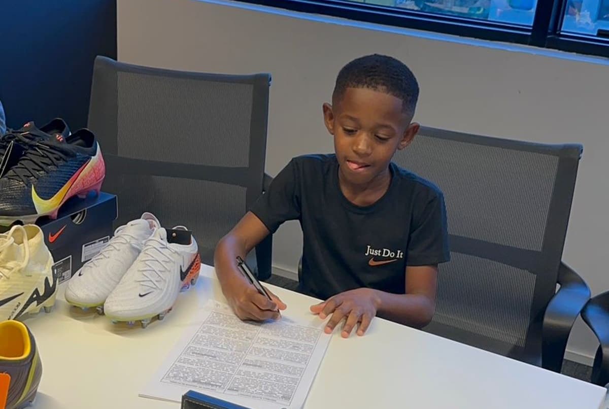 Nathanzinho brinca de assinar contrato após acertar com a Nike