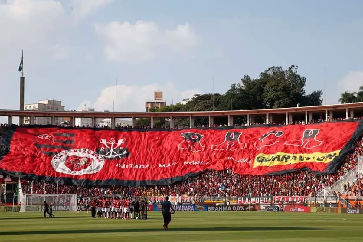 Torcida do Flamengo no estádio do Pacaembu