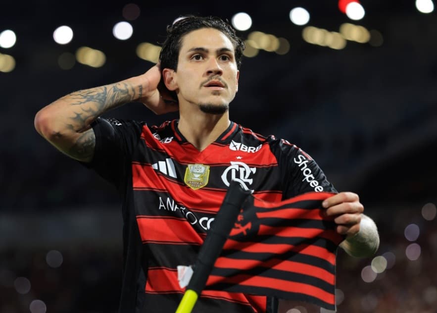 Pedro comemora gol contra Vitória com bandeirinha do Flamengo