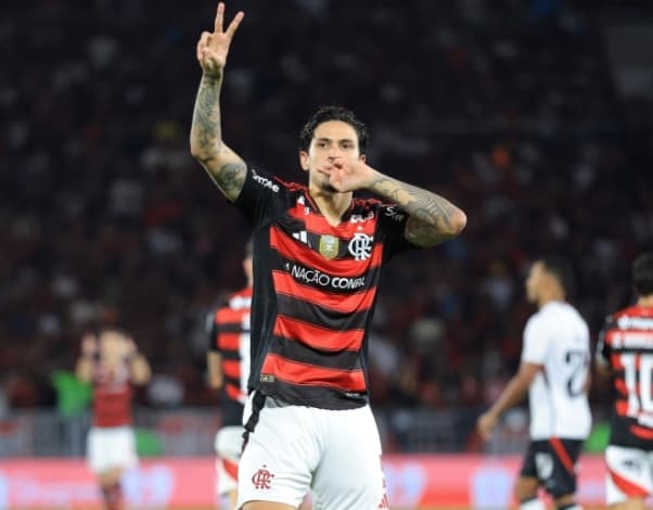 Pedro comemora gol do Flamengo beijando aliança