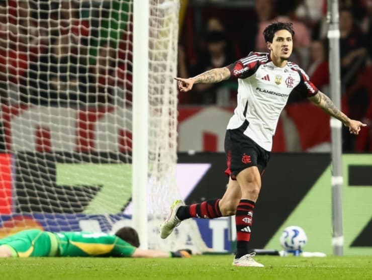 Pedro comemora gol sobre o Internacional
