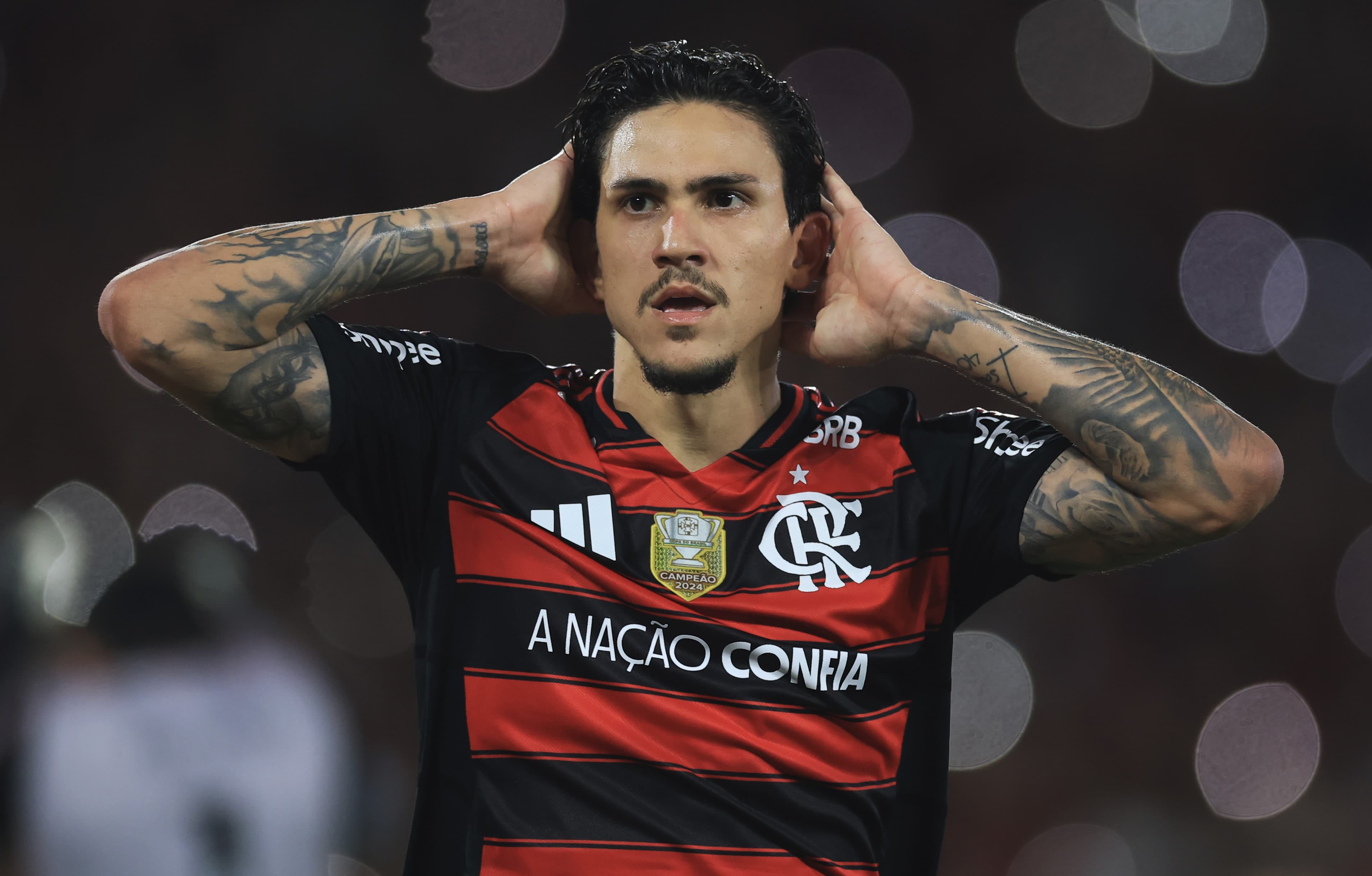 Pedro coloca as mãos na cabeça após marcar golaço no Flamengo x Vitória