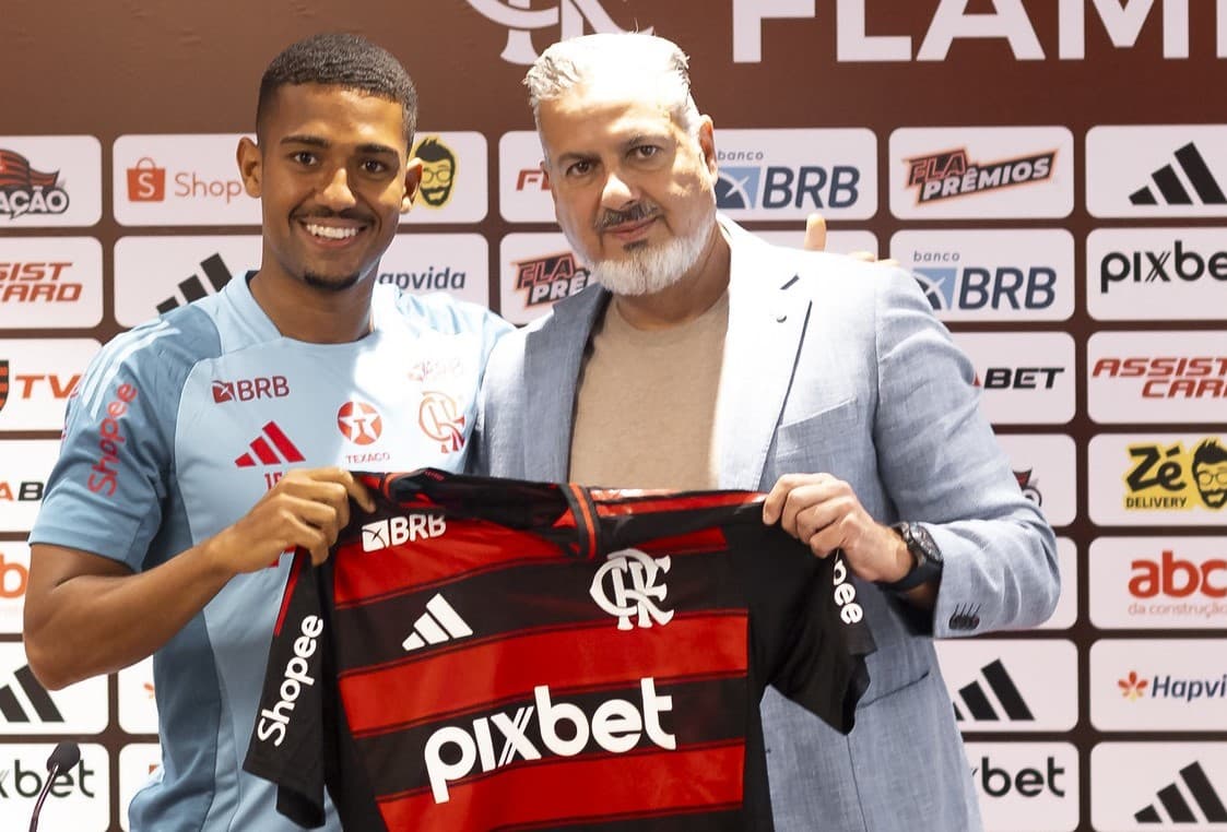 Samuel Lino e José Boto posam segurando camisa do Flamengo durante a apresentação do atacante no Ninho do Urubu