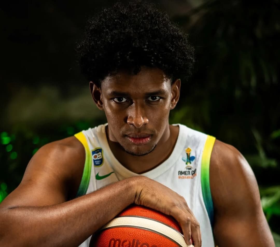 Ruan Miranda, do Flamengo, posa para foto na Seleção Brasileira