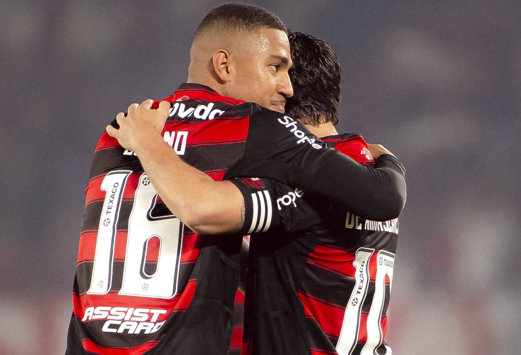 Samuel Lino e Arrascaeta abraçados após gol do Camisa 16 no Flamengo x Vitória