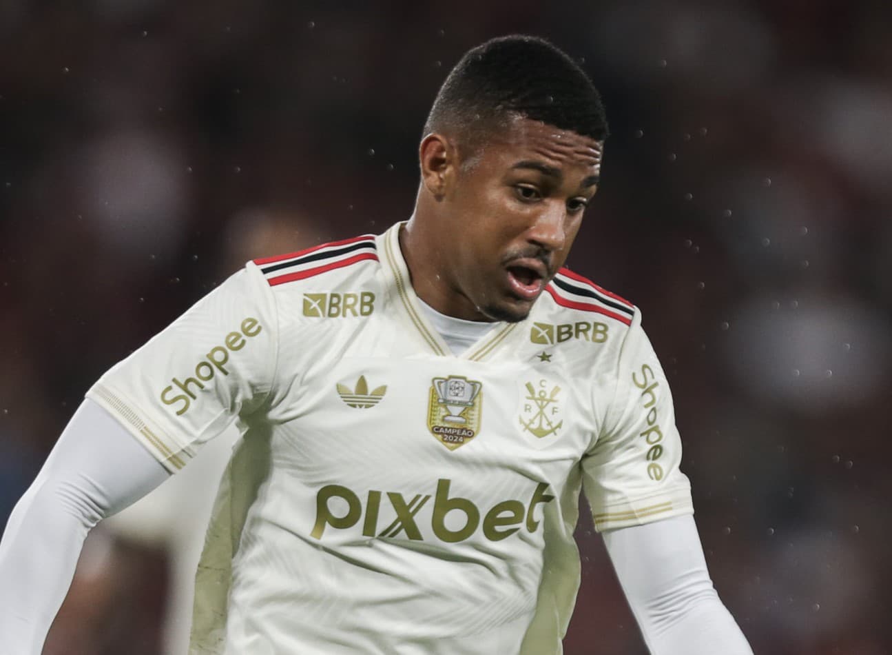 Samuel Lino durante estreia pelo  Flamengo